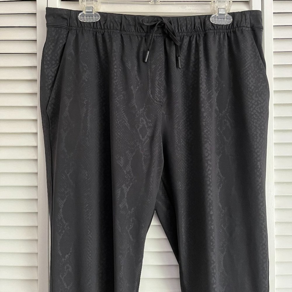 Lululemon Jet Crop *Full-On Luon Desert Snake Deep Coal Black fit size 10 rare - Picture 2 of 9